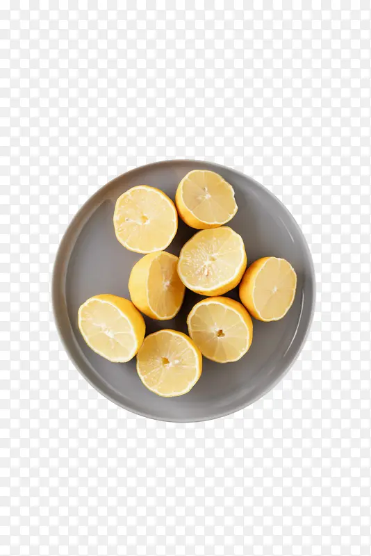 一盘俯视的切开的柠檬