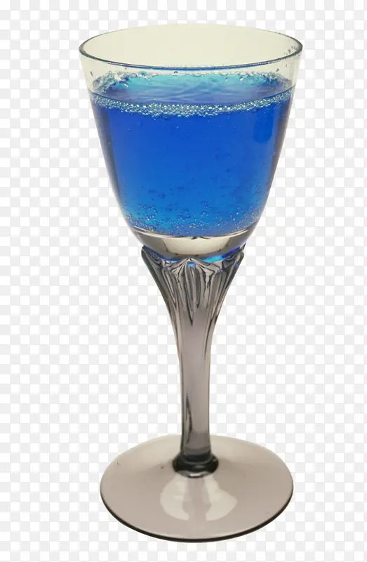 装满蓝莓汁的酒杯