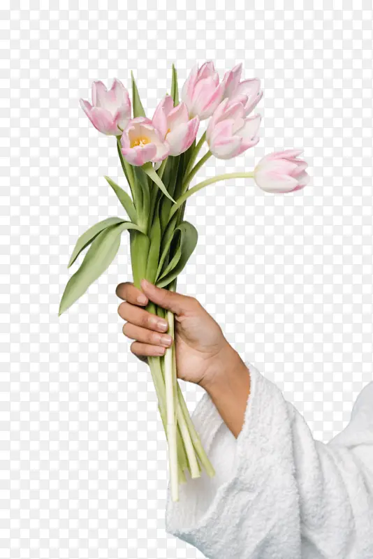 手拿着一束花朵