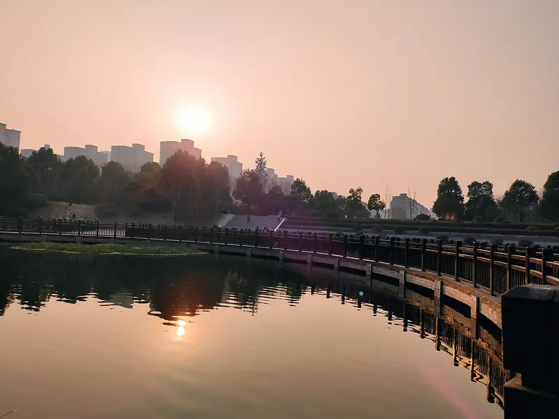 公园湖边木桥夕阳