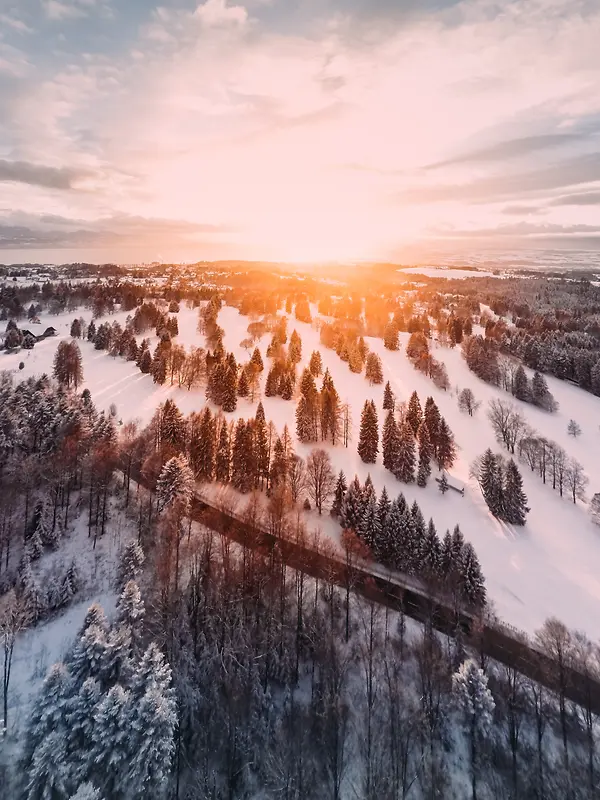 唯美的雪地夕阳