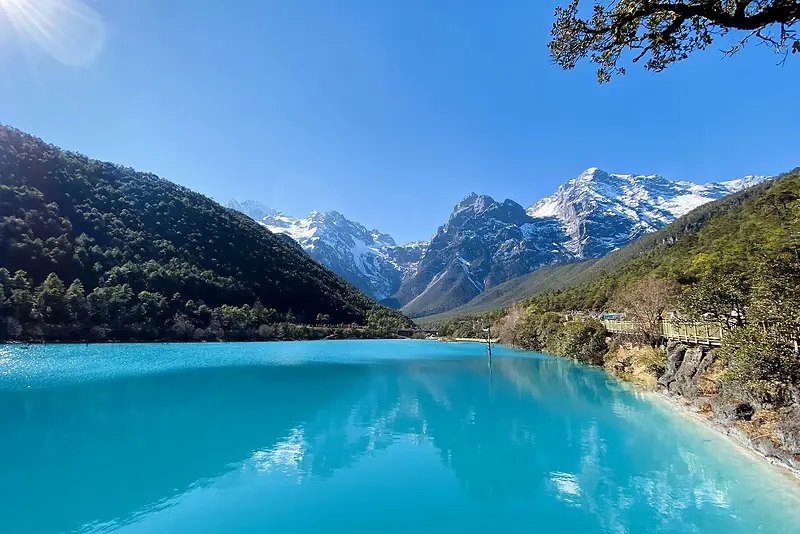 雪山湖水旅游