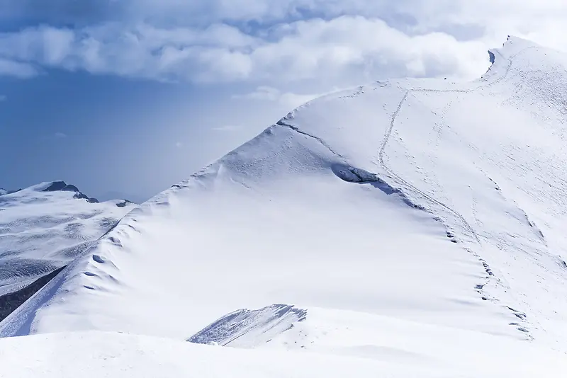 高原全雪山覆盖背景图