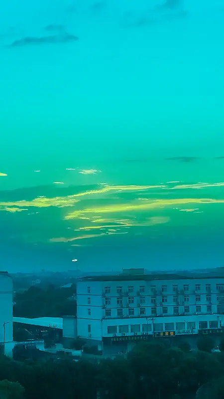 校园操场夕阳调色，青绿色