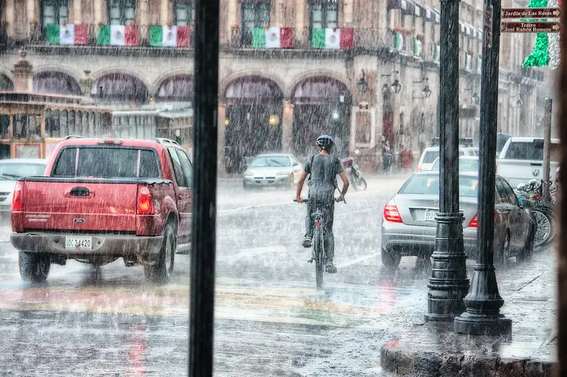 下雨天伤感的交织世界