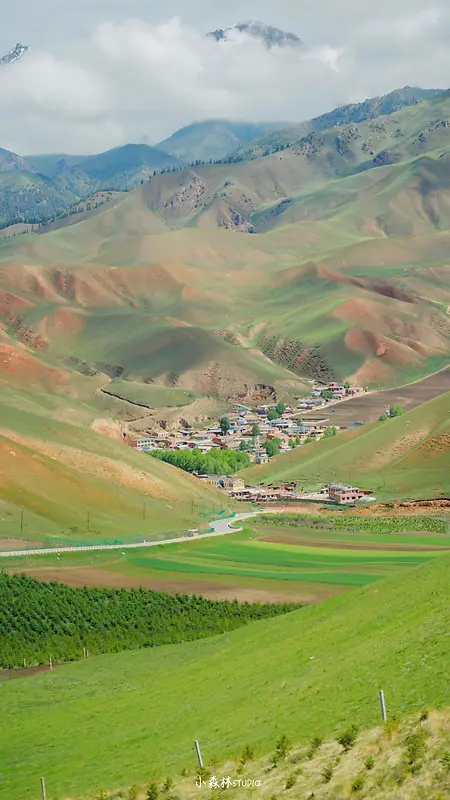 连绵山川风景图