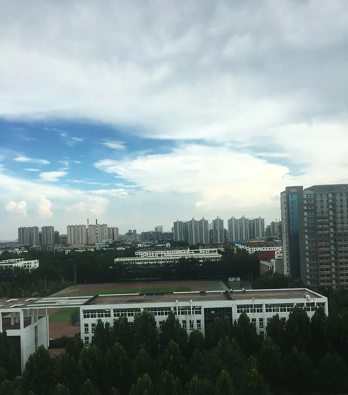 乌云中的蓝天