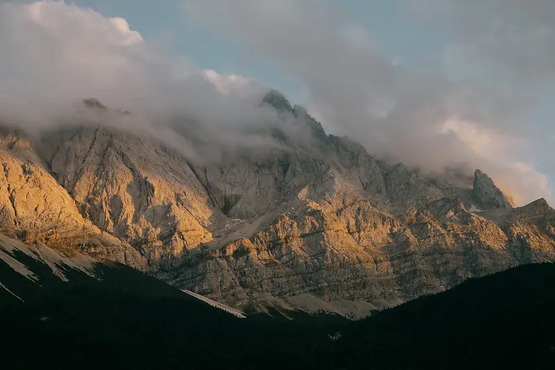 高山无垠的空间世界