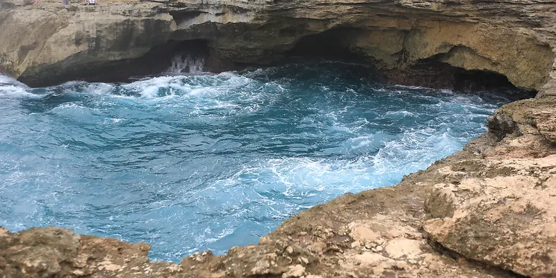 海湾悬崖海景