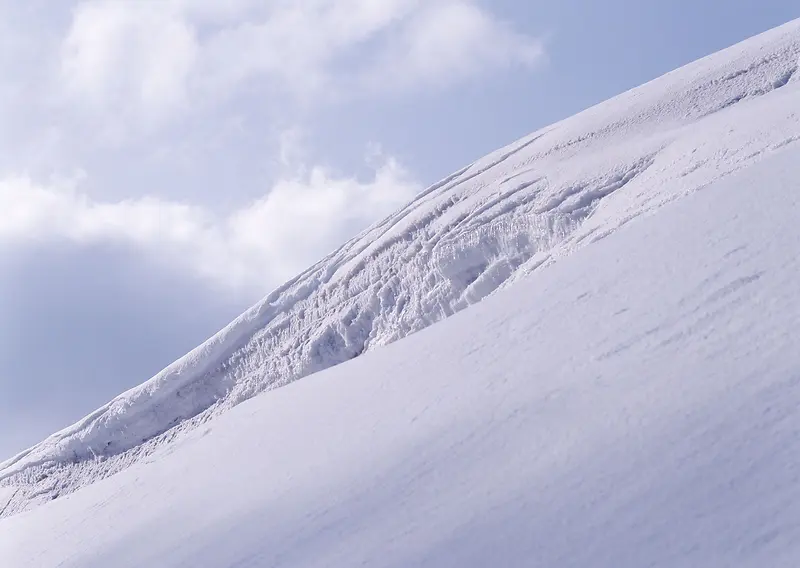 晴天的雪山雪丘美景