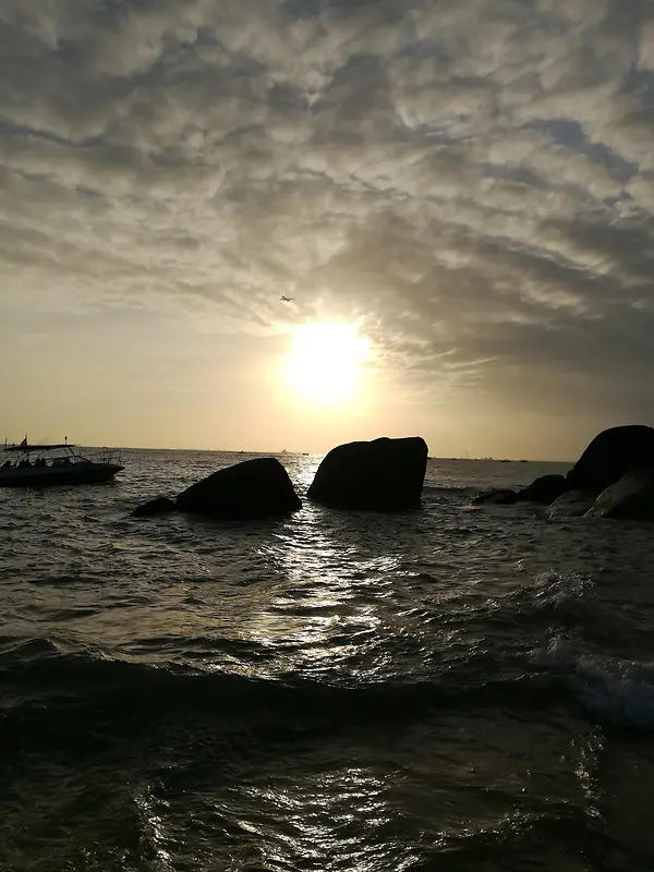海边夕阳黑色礁石美丽背景