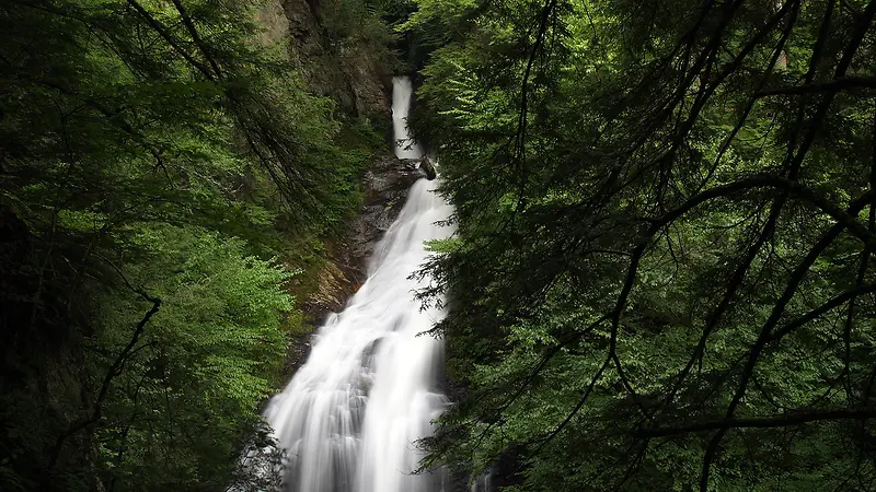 山林间的流水瀑布