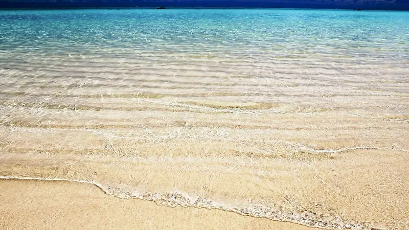 沙滩，海浪，清晰的海水，蓝色