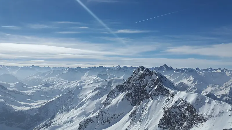 白皑皑雪山蓝天晴天图