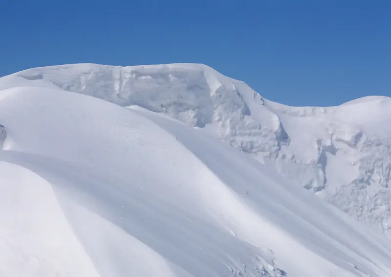 冬天雪山丘美景图