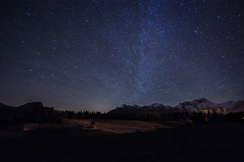 夜晚远山星空夜景摄影