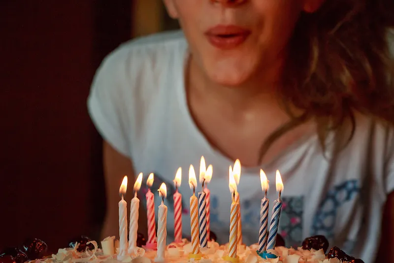 女孩生日蛋糕蜡烛人像