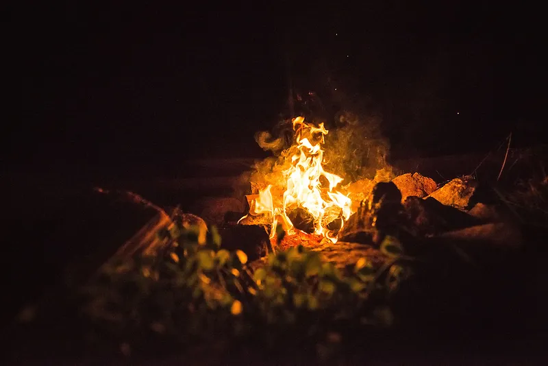 夜晚露营火苗火焰