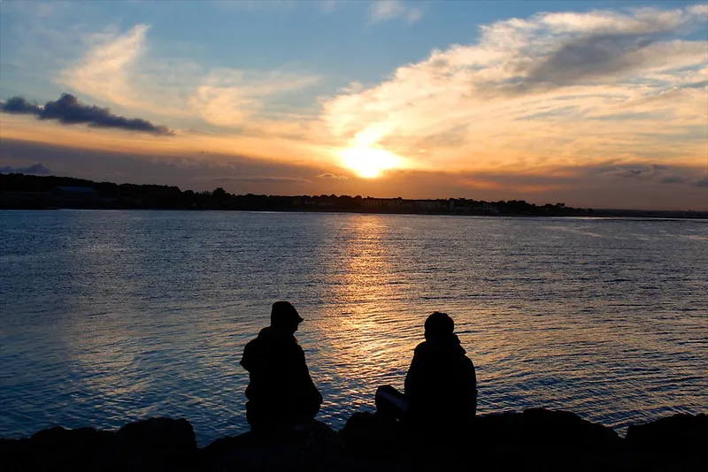 日落情侣海边夕阳日落