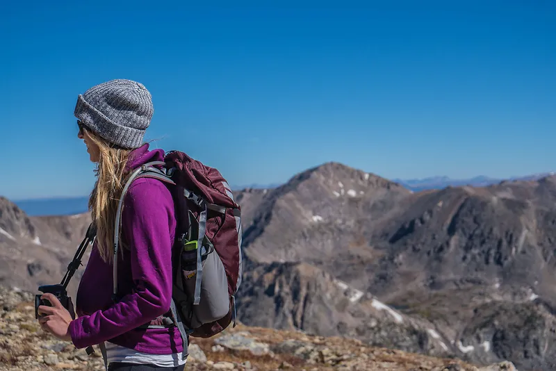 女孩徒步登山户外冒险高山