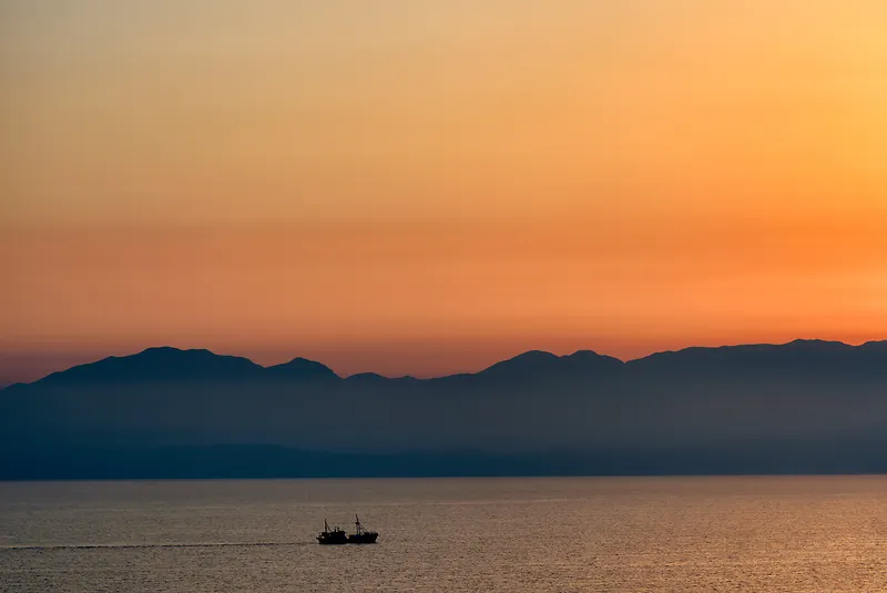 船远山夕阳落日海面