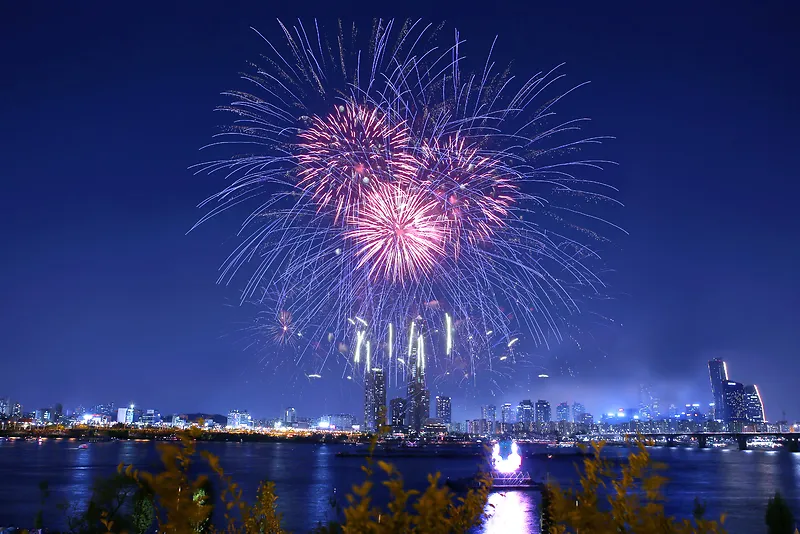 都市夜晚璀璨烟花