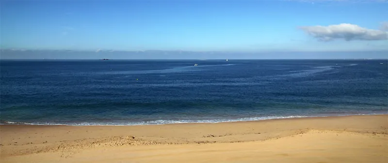 蓝色沙滩海报背景