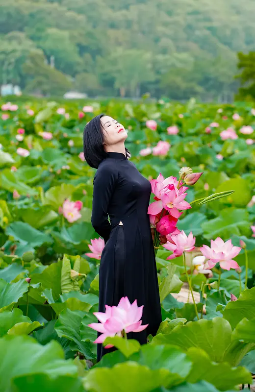 万亩荷塘黑色奥黛美女写真