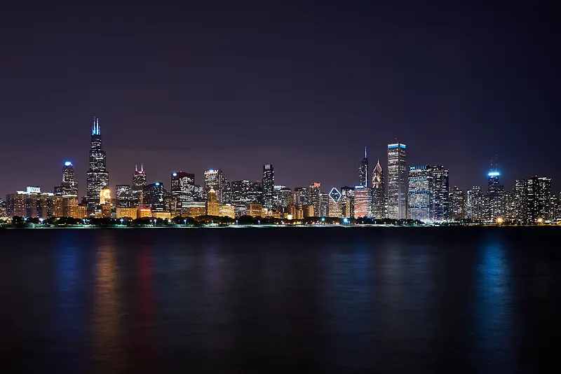 城市夜景水面灯光
