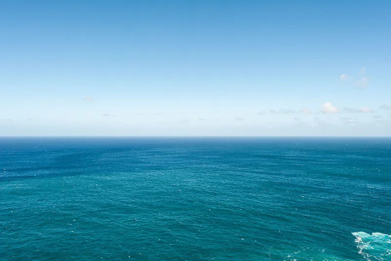 蓝天白云下的蓝色海景