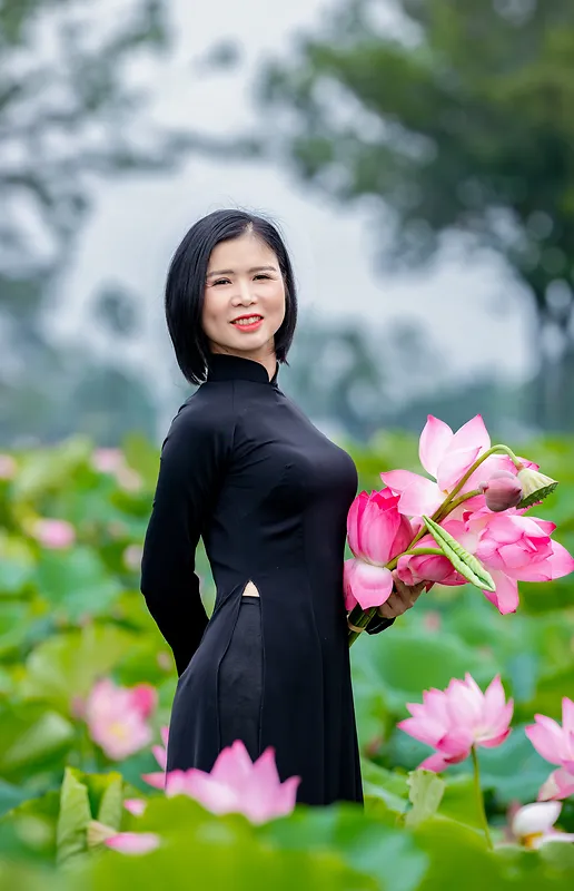 粉色荷花塘黑色奥黛美女写真