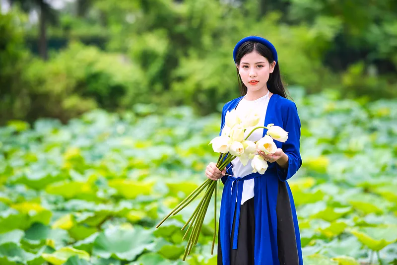 气质清新荷塘美女写真