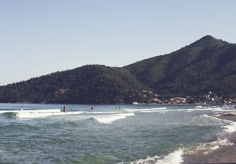 海滩游泳海水远山