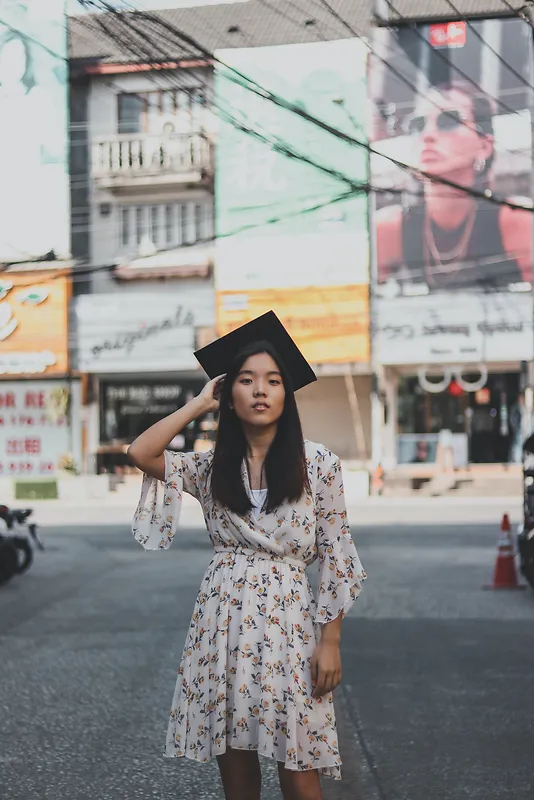 头戴学士帽女孩