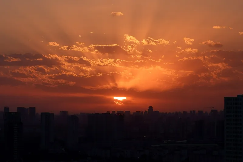 黄昏城市落日余晖