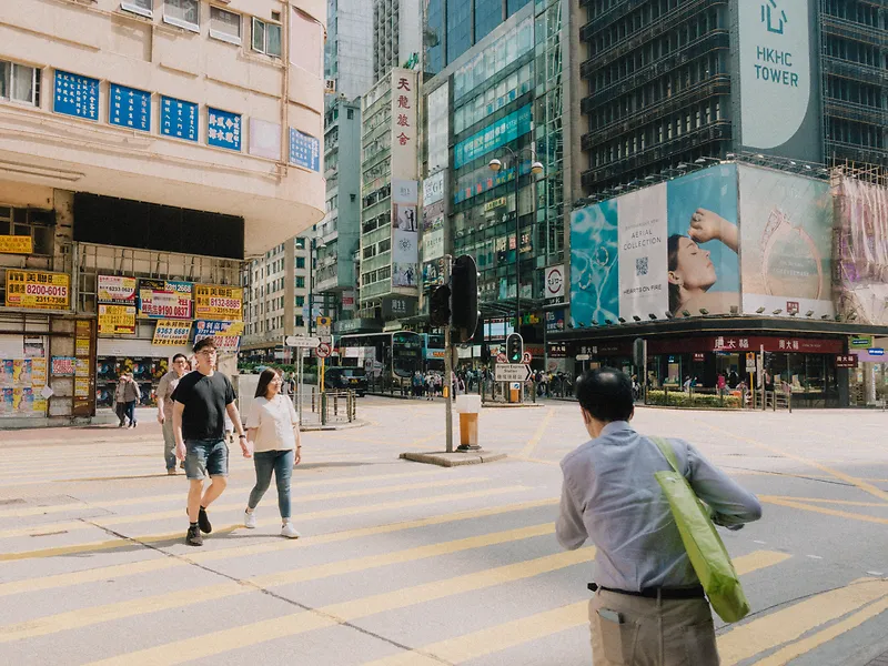 一群人穿过高楼旁的街道