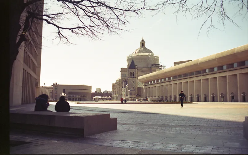 城市公园建筑行人